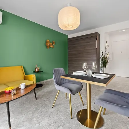 Climatise Avec Balcon A Apartment *