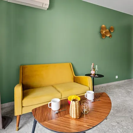 Apartment Climatise Avec Balcon A