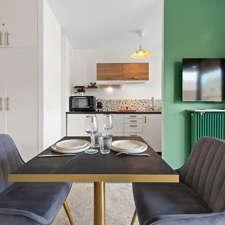 Apartment Climatise Avec Balcon A